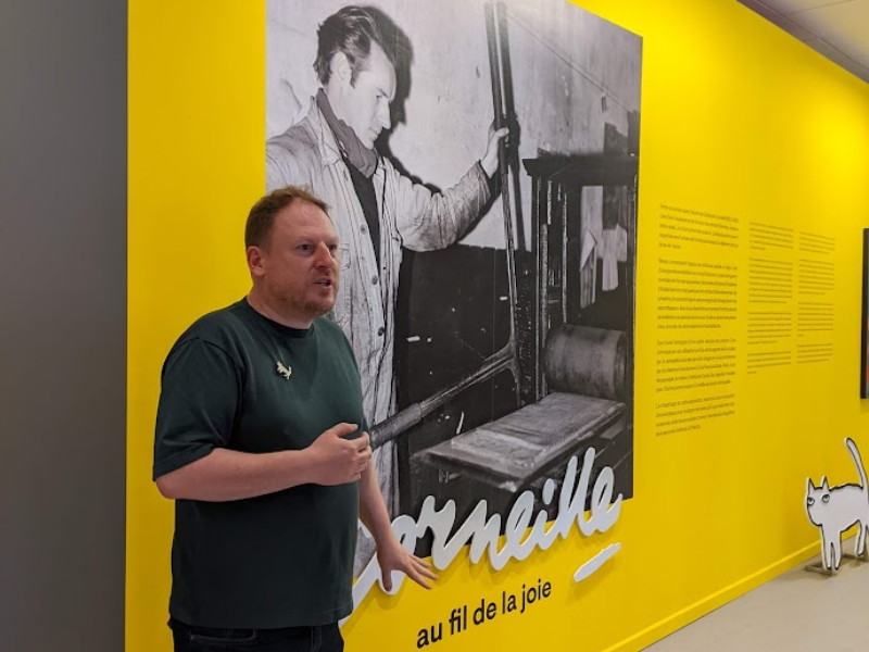 Christophe Veys présentant l'expo Corneille au centre de la gravure à La Louvière