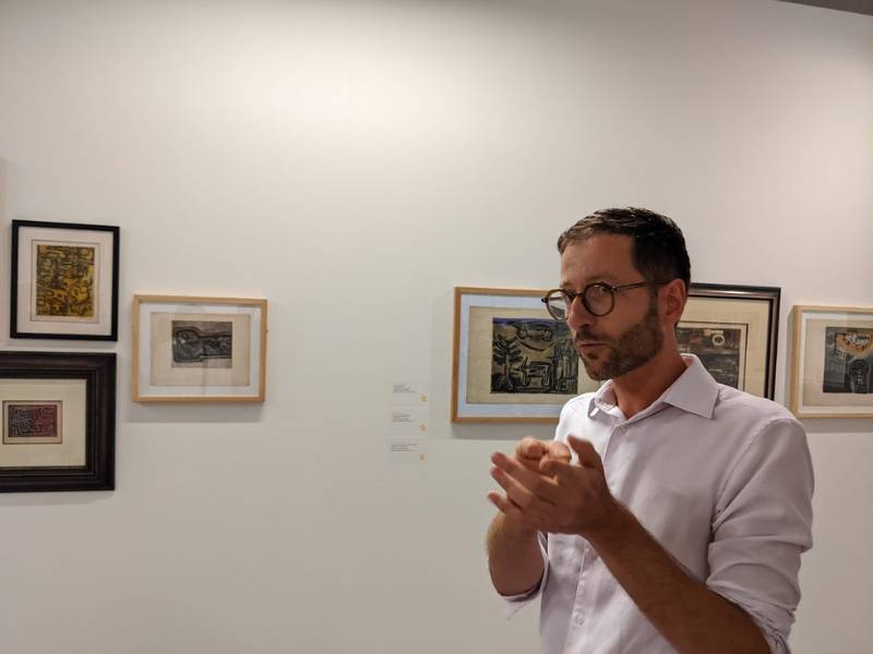 Le président de la fondation Corneille commentant l'exposition au fil de la joie au Centre de la Gravure de La Louvière